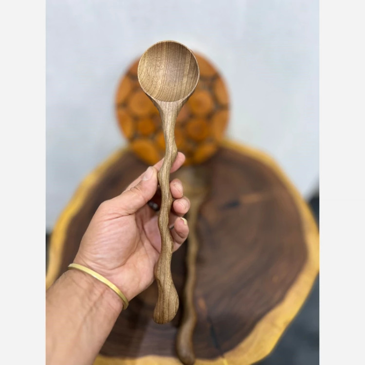 ملاقه دفرمه چوب گردو(پس کرایه)